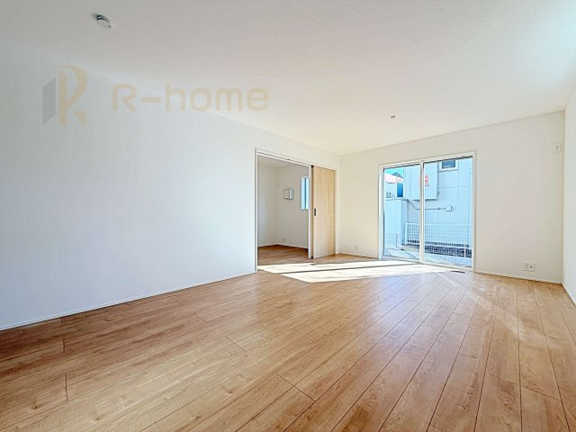 つくば市花畑3丁目24-1期　新築戸建て　4号棟の居間・リビング|たっぷりの陽光が注ぎ込む明るいリビング♪隣接の洋室を開放すると更なる大空間に変身♪