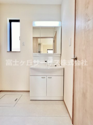 【独立洗面台】 | 沼津市東熊堂 新築一戸建て 1号棟 | 独立洗面台、小物を置くことができて便利です
