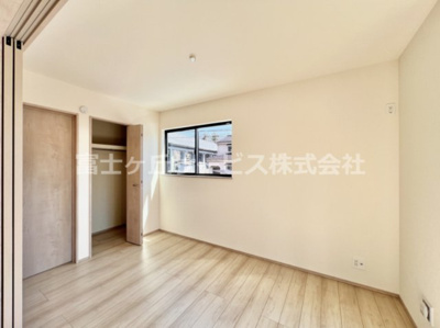 【洋室】 | 沼津市東熊堂 新築一戸建て 2号棟 | リビング横の5帖の洋室です