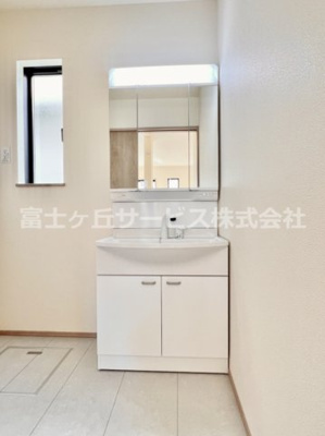 【独立洗面台】 | 沼津市東熊堂 新築一戸建て 2号棟 | 独立洗面台あり、毎朝おしゃれに忙しい女性の方におすすめです