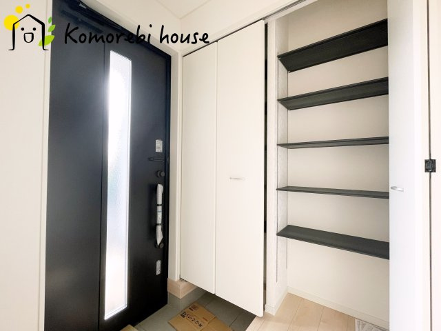 さいたま市西区宝来第1　新築一戸建て　クレイドルガーデン　01の玄関|収納もある玄関です