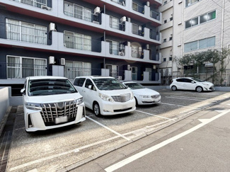 【駐車場】 | マンションの駐車場スペース。空きの有無や駐車料金、サイズ規定などについては、改めてお問い合わせください。～即日のご見学可能～　お問合せはお気軽にどうぞ。