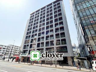 【外観】 | 周辺の建物に比べて、ひときわ大きなサイズのマンションです。大型コミュニティであることは、良いマンションの指標のひとつ。見ていると誇らしい気持ちになります。～即日のご見学可能～　お問合せはお気軽にどうぞ