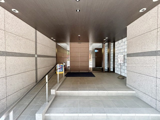 【エントランス】 | お客様を、そして住人を出迎えてくれるマンションのエントランス。ゴミが落ちていないことからも、管理状態の良さや住民の節度の高さが見て取れます。～即日のご見学可能～　お問合せはお気軽にどうぞ。