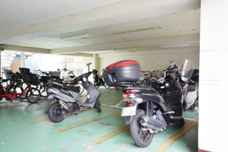 【駐車場】 | バイク置き場。空き区画の有無や駐輪料金、サイズおよび排気量規定などについては、改めてお問い合わせください。～即日のご見学可能～　お問合せはお気軽にどうぞ。
