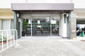 【エントランス】 | お客様を、そして住人を出迎えてくれるマンションのエントランス。ゴミが落ちていないことからも、管理状態の良さや住民の節度の高さが見て取れます。～即日のご見学可能～　お問合せはお気軽にどうぞ。