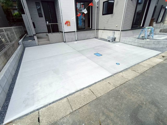 三郷市　後谷　新築戸建　全1棟の外観|並列2台駐車可能なカースペースを確保。車の前後入れ替えが不要なため、ご夫婦でお車をお持ちのご家庭や来客時にも便利です。前面スペースにゆとりがあり、駐車がしやすいのも魅力。