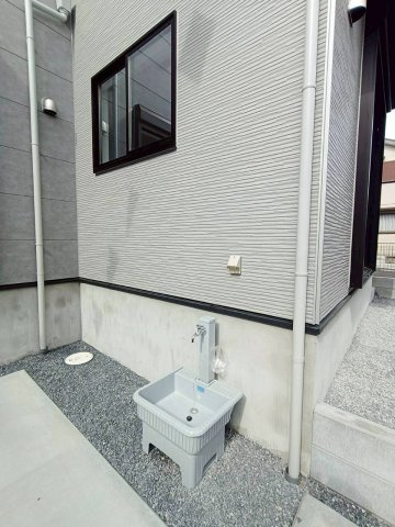 三郷市　後谷　新築戸建　全1棟の設備|玄関横には便利な立水栓を設置。帰宅後の手洗いや、お子さまの外遊び後の汚れ落とし、ガーデニング、洗車用品の洗浄など幅広く活用できます。