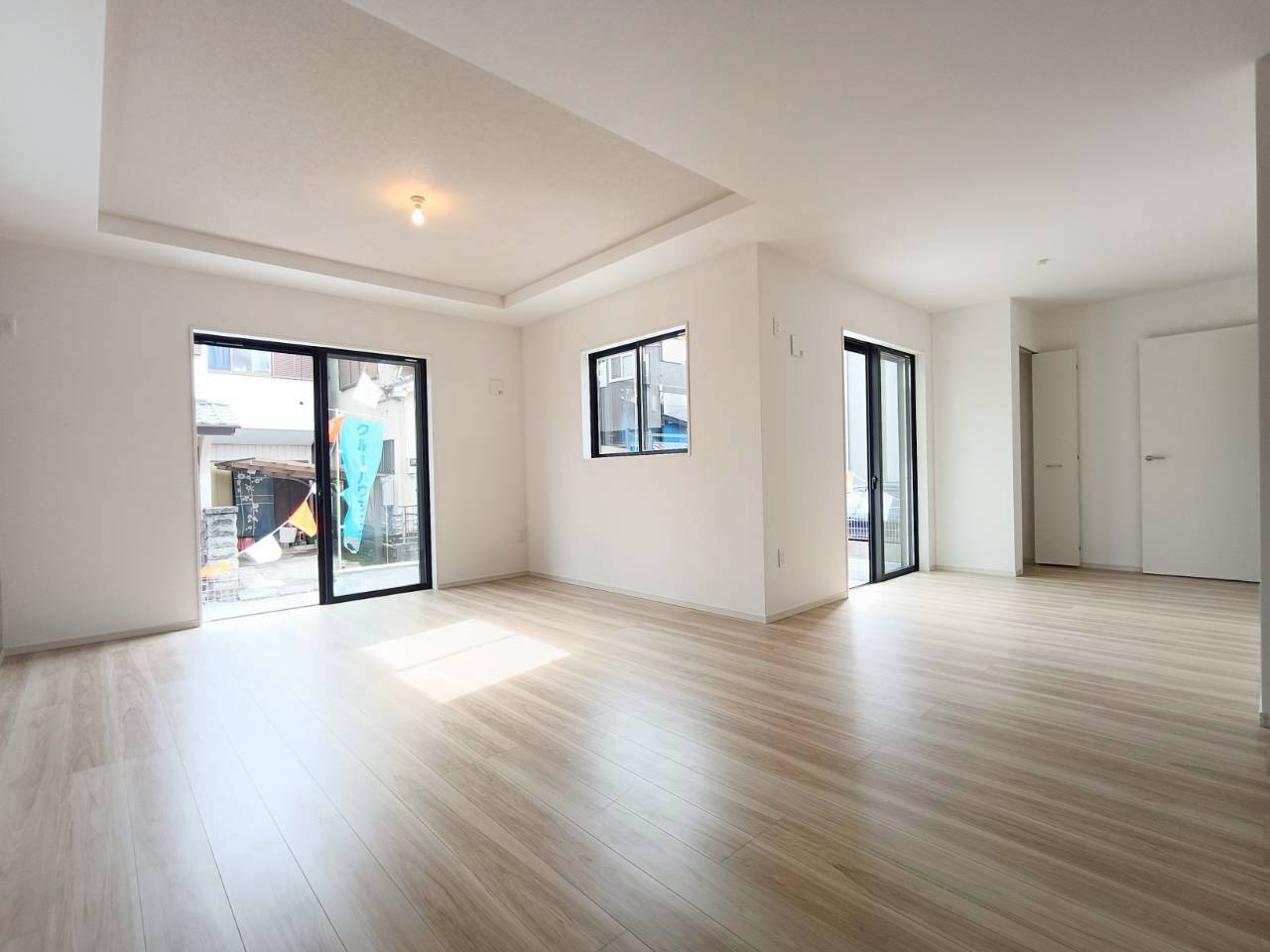 三郷市　後谷　新築戸建　全1棟の居間・リビング|南向きの窓辺から差し込む光に包まれる開放感あるリビングは、暮らしを楽しく彩る大切な場所です。