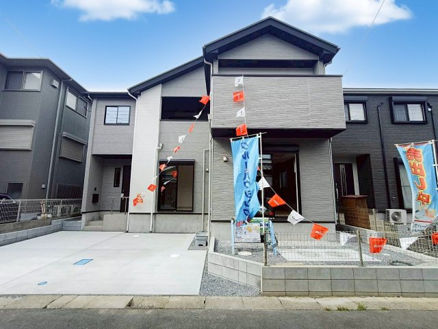 三郷市　後谷　新築戸建　全1棟の外観|青空に映えるスタイリッシュなデザイン