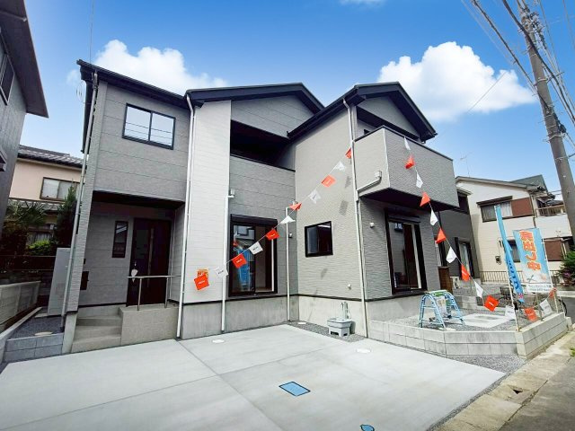 三郷市　後谷　新築戸建　全1棟の前面道路含む現地写真|外構やお庭にこだわれば、さらに魅力アップ！カーポートや門柱もデザインの一部です。