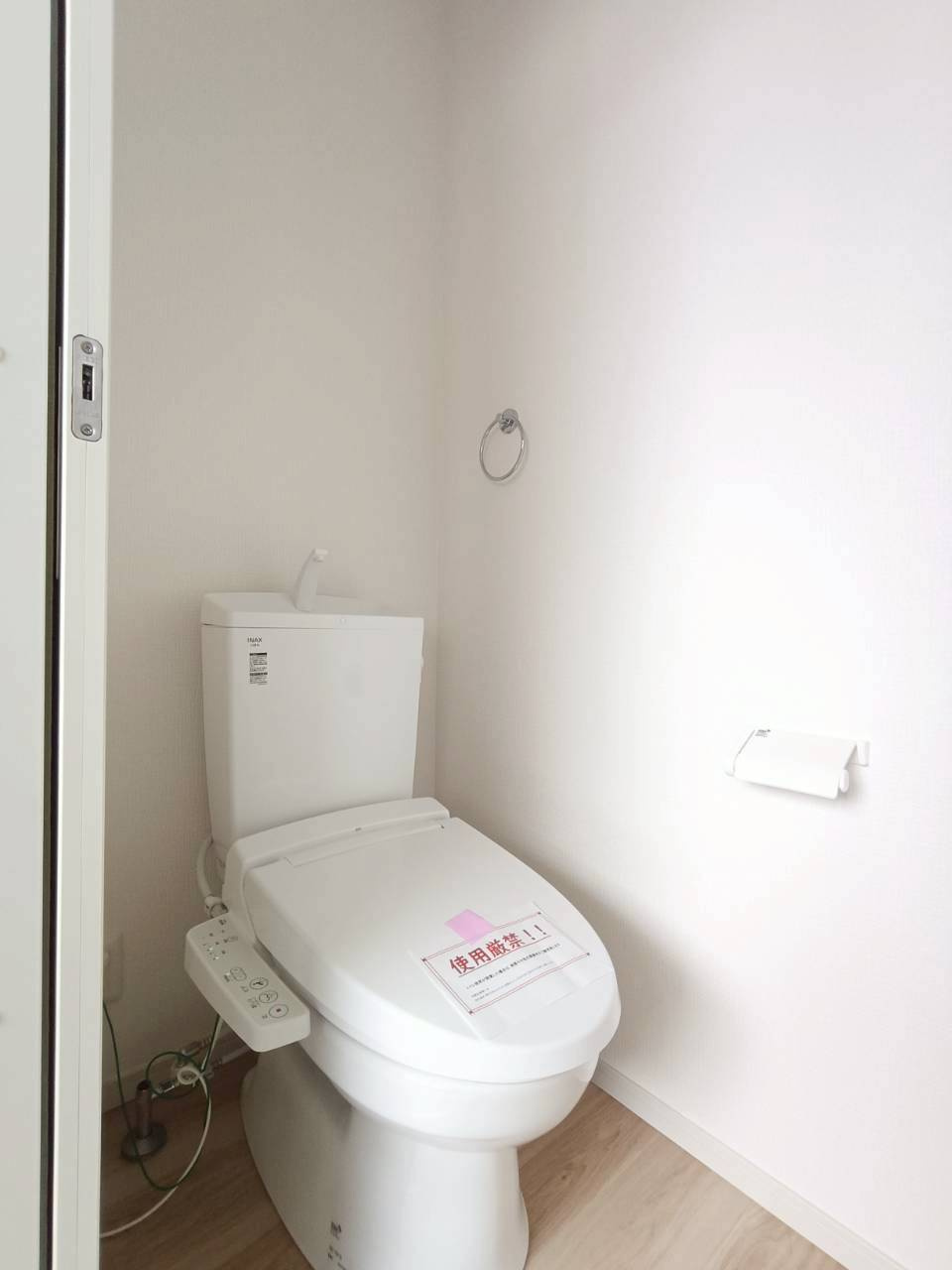 三郷市　後谷　新築戸建　全1棟のトイレ|シンプルで清潔感あふれるトイレ。毎日使う場所だからこそ快適さにこだわりました。