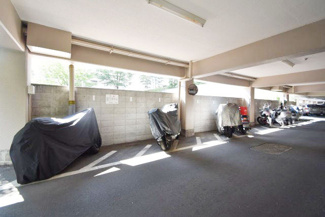 【駐車場】 | バイク置き場。空き区画の有無や駐輪料金、サイズおよび排気量規定などについては、改めてお問い合わせください。～即日のご見学可能～　お問合せはお気軽にどうぞ。