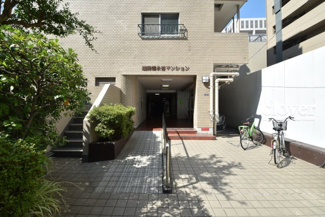 【エントランス】 | マンションの正面エントランス。出入りする人間を癒してくれるマンション入り口であり、その建物の「顔」でもあります。～即日のご見学可能～　お問合せはお気軽にどうぞ。