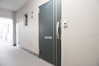 【その他共用部分】 | 皆様をお迎えする、お部屋の玄関ドア。開けやすさや開放角度、ドアノブの操作しやすさや鍵の形状などを、現地で一度ご確認ください。～即日のご見学可能～　お問合せはお気軽にどうぞ。