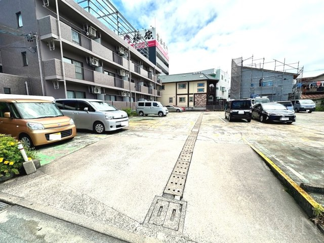 エクシード松山の駐車場