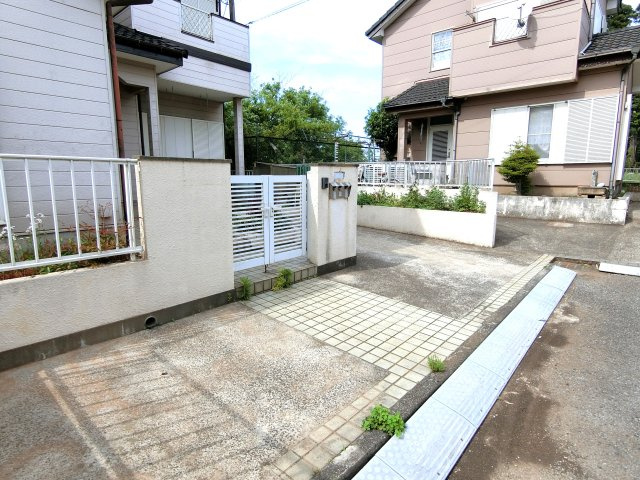 極楽寺E貸家の駐車場