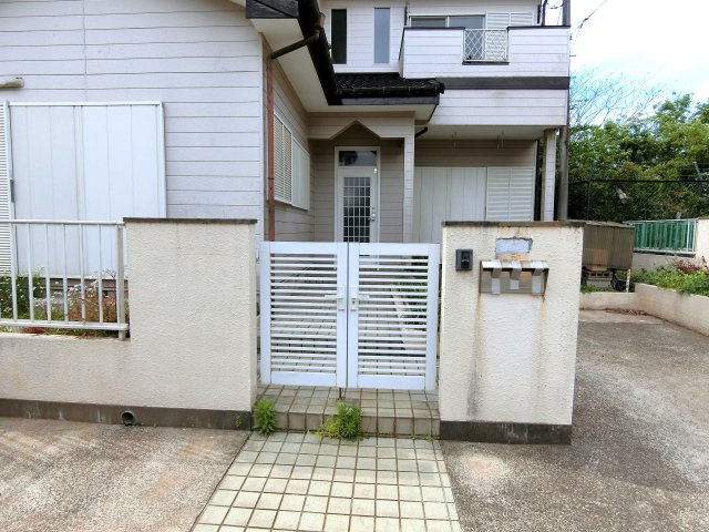 極楽寺E貸家のエントランス