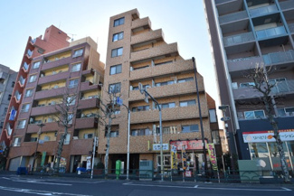 【外観】 | 手入れの行き届いた外壁やエントランスなど、「見ればわかる」レベルで清潔感を保ったマンションです。築年数を感じさせない姿で皆様をお出迎えします。～即日のご見学可能～　お問合せはお気軽にどうぞ。
