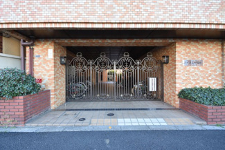 【エントランス】 | お客様を、そして住人を出迎えてくれるマンションのエントランス。ゴミが落ちていないことからも、管理状態の良さや住民の節度の高さが見て取れます。～即日のご見学可能～　お問合せはお気軽にどうぞ。
