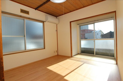 【居間・リビング】 | 池田ハイツ | 4.5帖の洋室★フローリングのお部屋です♪