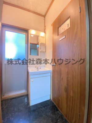 【洗面所】 | 　上島町39-15テラスハウス | 明るい洗面所です