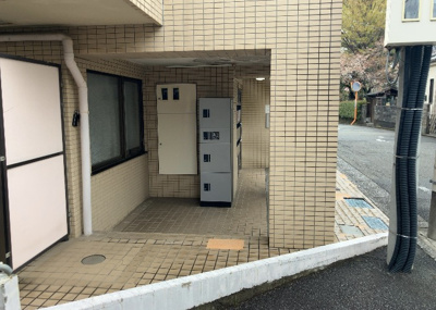 【庭】 | 共立リライアンス上野町Ｉ | 物件によっては、入居者が個人的に使用できる専用庭がついているものもあります。また、住宅の中にある土間の部分を庭と呼ぶこともあります。庭の用途は住む人によって変わり、それによってデザインもさまざまです。