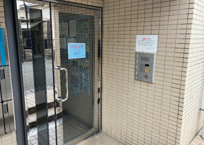 【エントランス】 | 共立リライアンス上野町Ｉ | マンションのエントランスには、もともと風よけや防犯の役割がありますが、マンションによって宅配ボックスなどの設備が備わっている所もあります。日々の生活をイメージしながら生活しやすさをチェックしましょう。
