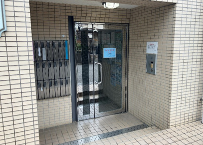 【ロビー】 | 共立リライアンス上野町Ｉ | ラウンジは、マンションの共用スペースに椅子やテーブルなどを配置した利用者が寛げる空間です。屋内型ラウンジと屋外型ラウンジがあります。共用部分の管理状況と合わせて、詳細については現地でご確認ください。