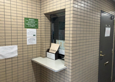 【受付】 | 共立リライアンス上野町Ｉ | 受付はマンションコンシェルジュがいる場合もあれば、管理人が滞在する小部屋を総称して呼ぶことがあります。主にエントランスに設置されていることから、防犯面でも期待ができます。防犯設備がない場合はより安心！