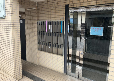 【設備】 | 共立リライアンス上野町Ｉ | エントランス付近に設置されている集合ポストは、住んでいる部屋と離れているため、ポストをあさるなど誰かに何かされていても被害に気づきにくいです。入居する時には他人に特定されにくい番号で鍵をかけましょう！