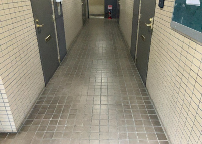 【ロビー】 | 共立リライアンス上野町Ｉ | ロビーというと、エントランスと何がちがうの？と思いますよね。実はロビーとエントランスには明確な決まりはありません。物件によっては、エントランスを入って広がるある程度の広さのある空間がロビーとなります。