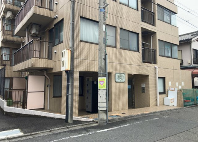【外観】 | 共立リライアンス上野町Ｉ | 景色重視でお家選ぶをするとスーパーが遠い！学校が遠い！など生活をするうえで利便性で困ることもあります。まず一度現地を見学する際に、周辺の施設などがあるかを確認し、暮らし始めた後のことを想像しましょう。