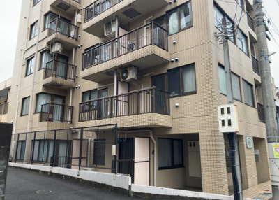 【外観】 | 共立リライアンス上野町Ｉ | 道幅が広い場所は日当たりや風通が良好です。幅が広いのですれ違いも可能ですし大きな車でも駐車可能！一方で、大型車が通ることも多くなるため交通量の増加により騒音に繋がります。また土地の値段が高くなります。
