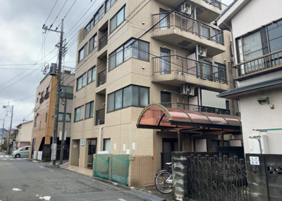 【外観】 | 共立リライアンス上野町Ｉ | 外観はマンション管理がされているかの目安になります。築年数が古いと、壁面は劣化してひび割れが生じることも！建物が古びていても細かいところが修繕されていると、きちんと管理されているなぁと感じるでしょう。