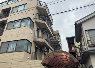 【バルコニー】 | 共立リライアンス上野町Ｉ | 一般的なバルコニーは、奥行1.5ｍ程ですが、ワイルドバルコニーは2ｍまで広がっています。そのため洗濯物の間隔をあけ干すことができ、乾きやすいというメリットや、ガーデニングが楽しめる等の特徴があります。