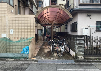 【駐車場】 | 共立リライアンス上野町Ｉ | 車一台あたりに必要なスペースは、標準サイズの普通自動車で横幅2m50cm、長さ5mは必要になります。ただし、乗降のことも考慮して横幅3m30cm、長さ5m50cmほどは確保できるところを選びましょう。