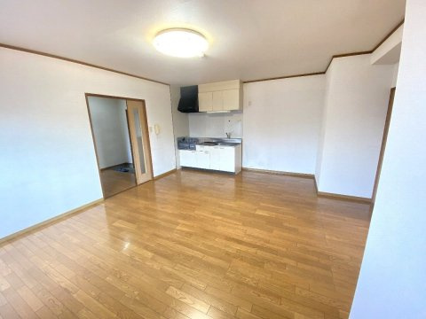  ミレニアム21【キャッシュバック】の内装|明るい室内です