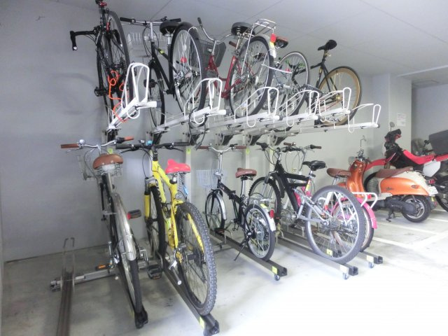 ラムール難波西の駐車場