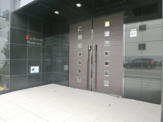 ラムール難波西のエントランス