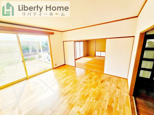 石岡市南台3丁目　中古戸建の居間・リビング