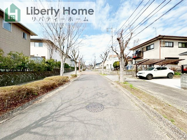 石岡市南台3丁目　中古戸建の前面道路含む現地写真