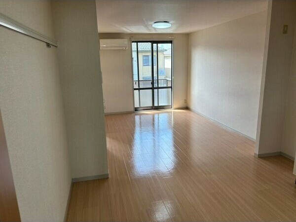 ファミーユ高桑Aの居間・リビング