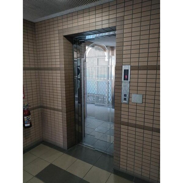 スペクトルティアラ宮町のエントランス