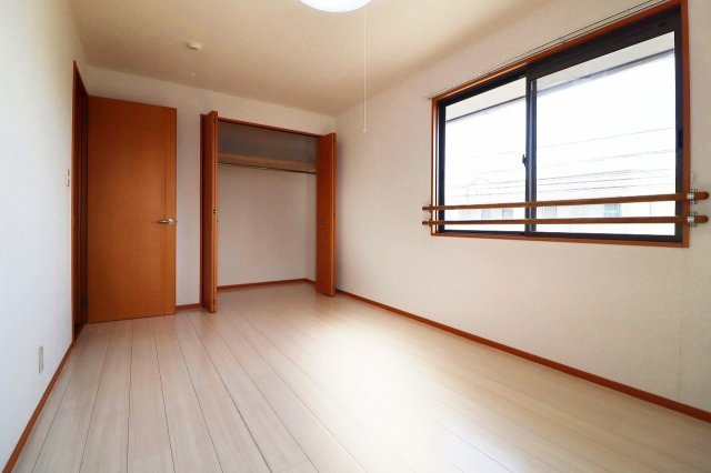 リビングタウン小森野 弐番館の寝室|開放的な寝室です