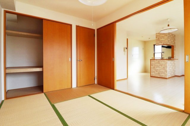 リビングタウン小森野 弐番館の子供部屋|お子さんと一緒に遊べます