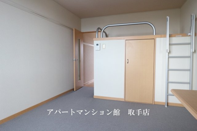 レオパレスルーチェ4の居間・リビング