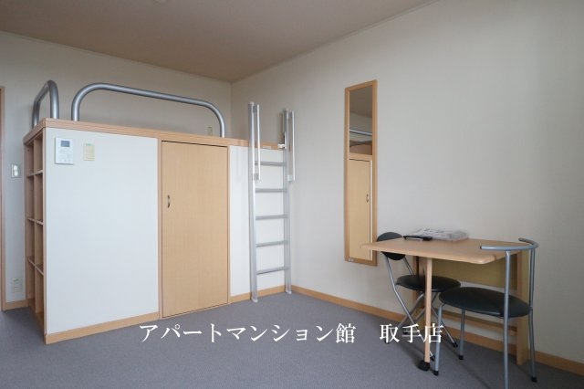 レオパレスルーチェ4の居間・リビング