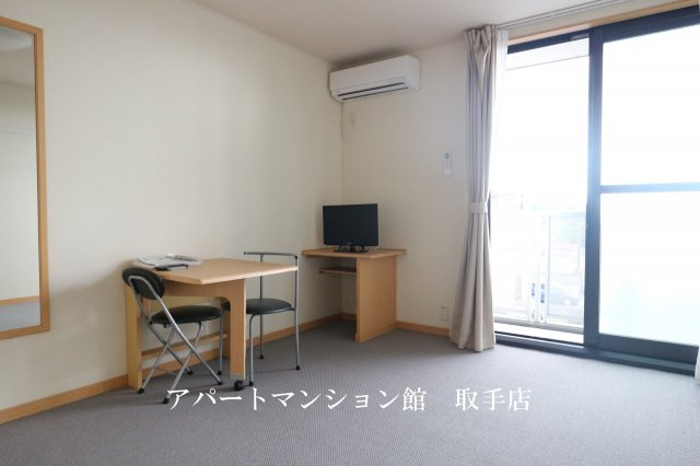 レオパレスルーチェ4の居間・リビング|画像3