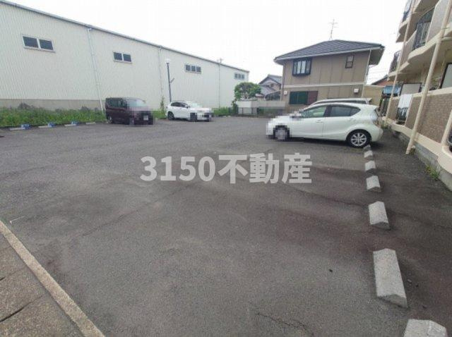 シャトー三宅の駐車場